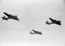 831513 Afbeelding van enkele Amerikaanse B-17 vliegtuig in het luchtruim boven de stad Utrecht in verband met de ...